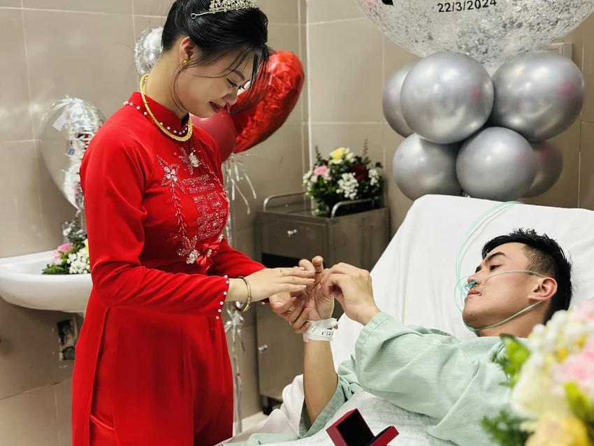Cô dâu chú rể trao nhẫn cưới trong phòng cấp cứu ở Bệnh viện Lạng Sơn 3.jpg