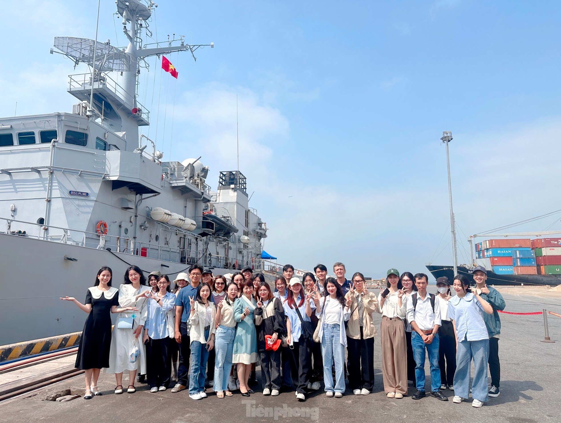 Học sinh, sinh viên tiếng Pháp tham quan tàu tuần dương Vendémiaire (Pháp) tại cảng Tiên Sa ảnh 1