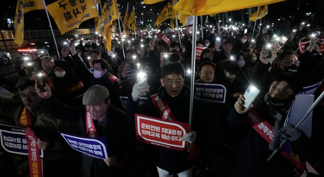 Hơn 6.000 bác sĩ đồng loạt bỏ việc, Hàn Quốc đối mặt khủng hoảng y tế ảnh 1