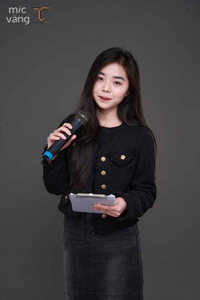 Nữ sinh Báo chí Trường Đại học Khoa học Xã hội và Nhân văn chinh phục giải Quý quân cuộc thi Mic vàng 2024 ảnh 1