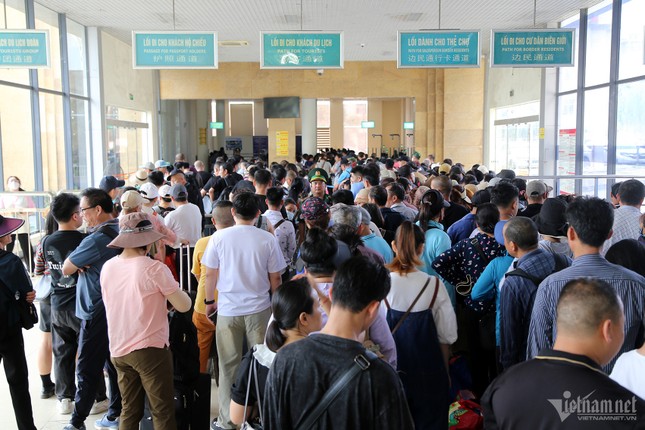Không còn cảnh hàng nghìn khách Trung Quốc ùn ùn qua cửa khẩu Móng Cái ảnh 4