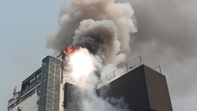 Đang cháy lớn tòa nhà 9 tầng trên phố kinh doanh sầm uất ở Hà Nội ảnh 6