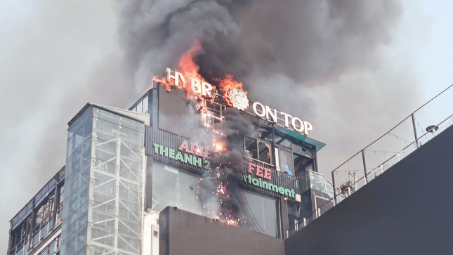 Đang cháy lớn tòa nhà 9 tầng trên phố kinh doanh sầm uất ở Hà Nội ảnh 7