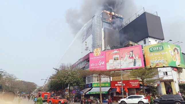 Đang cháy lớn tòa nhà 9 tầng trên phố kinh doanh sầm uất ở Hà Nội ảnh 2