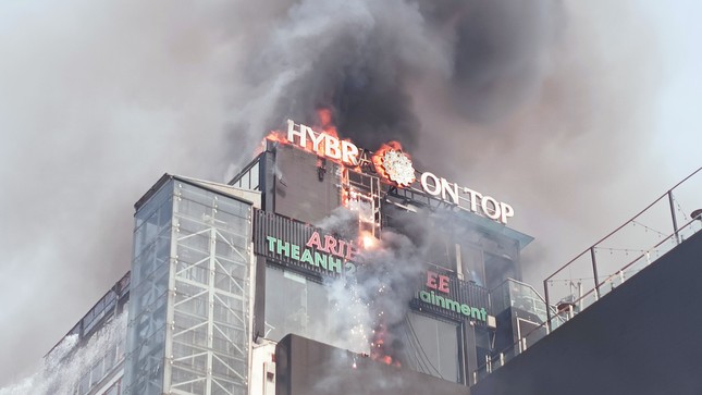Đang cháy lớn tòa nhà 9 tầng trên phố kinh doanh sầm uất ở Hà Nội ảnh 8