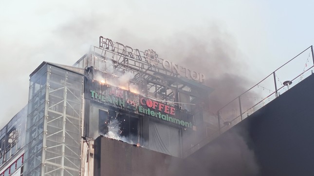 Đang cháy lớn tòa nhà 9 tầng trên phố kinh doanh sầm uất ở Hà Nội ảnh 9