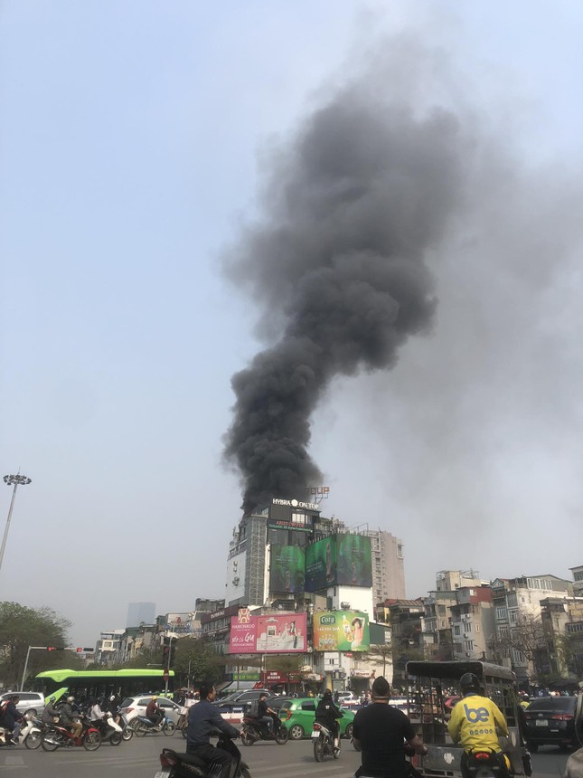 Đang cháy lớn tòa nhà 9 tầng trên phố kinh doanh sầm uất ở Hà Nội ảnh 4