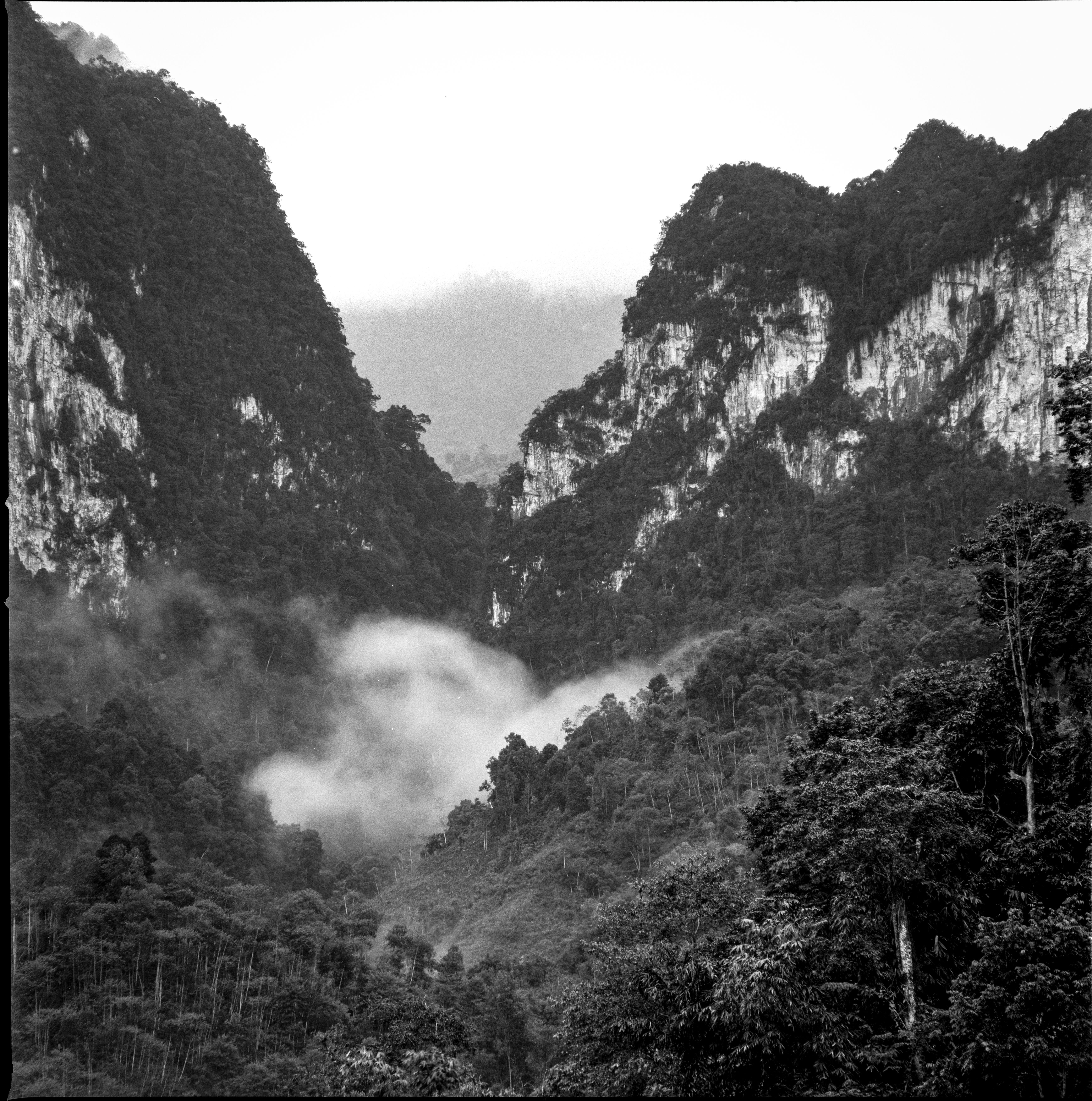 free-photo-of-a-black-and-white-photo-of-a-mountain-range.jpeg
