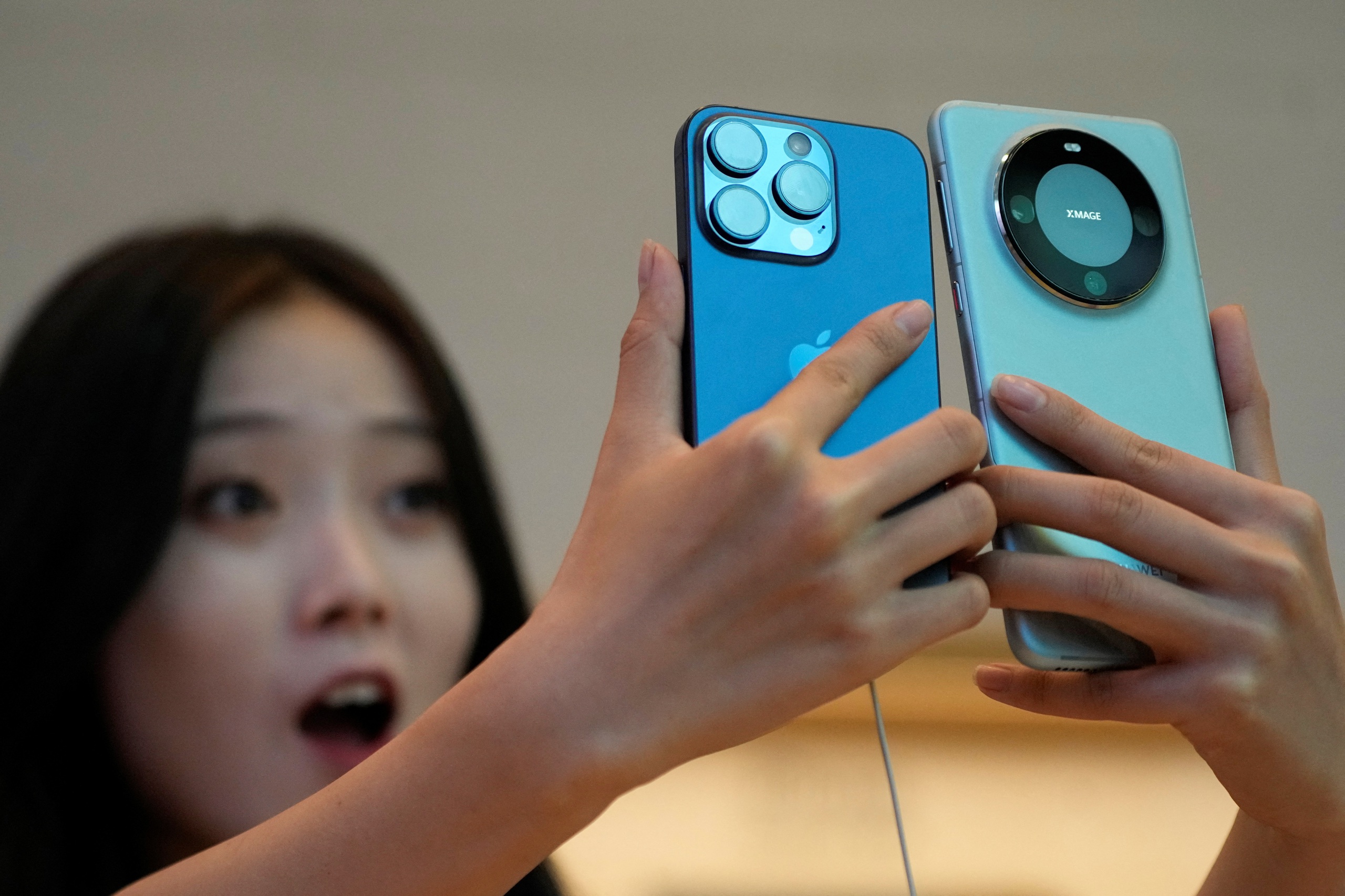 Apple bất ngờ giảm giá sâu iPhone 15 ở Trung Quốc- Ảnh 1.