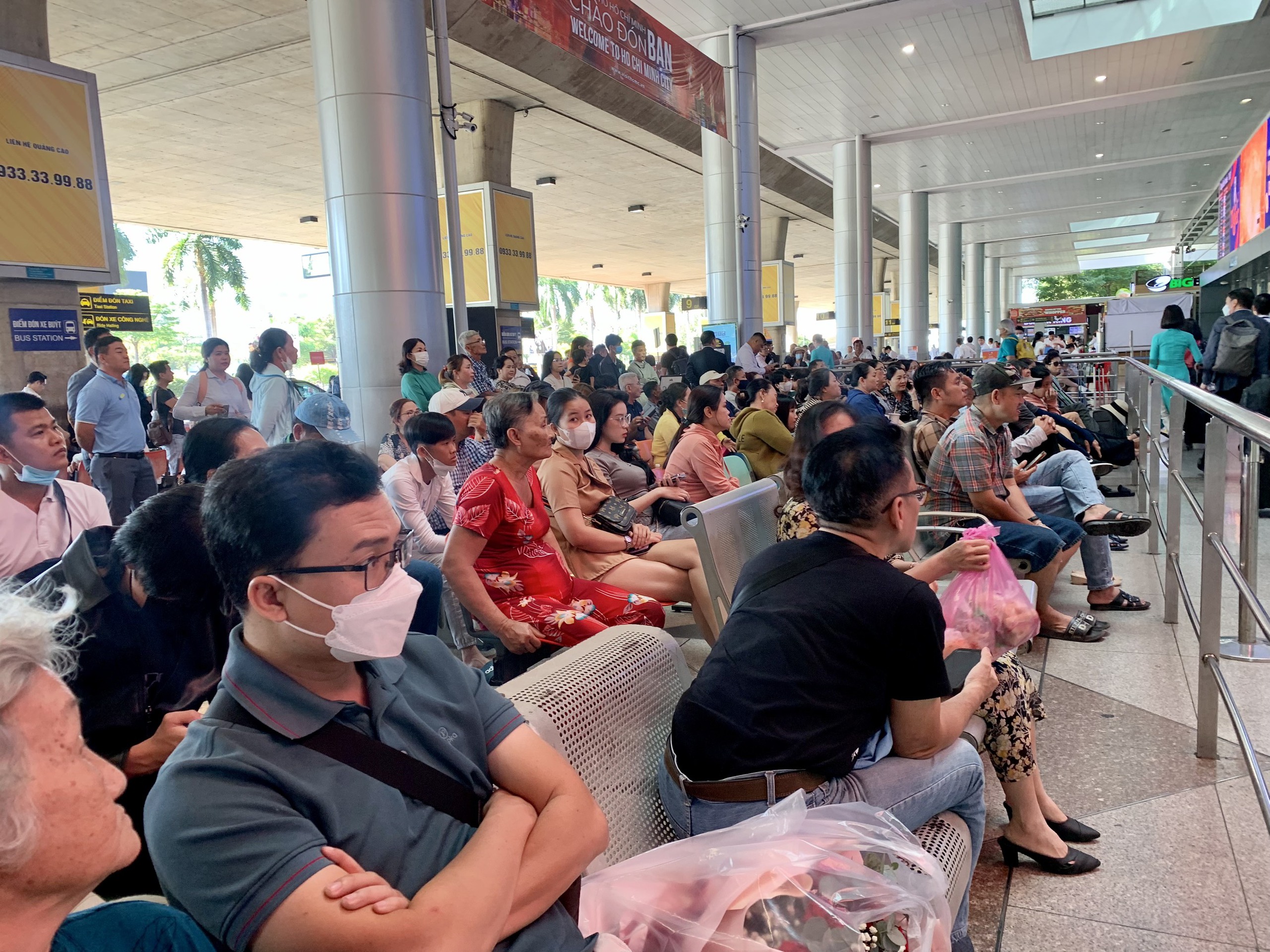 Sân bay Tân Sơn Nhất nhộn nhịp đón Việt kiều về ăn tết: Mong ngóng đoàn tụ- Ảnh 6.