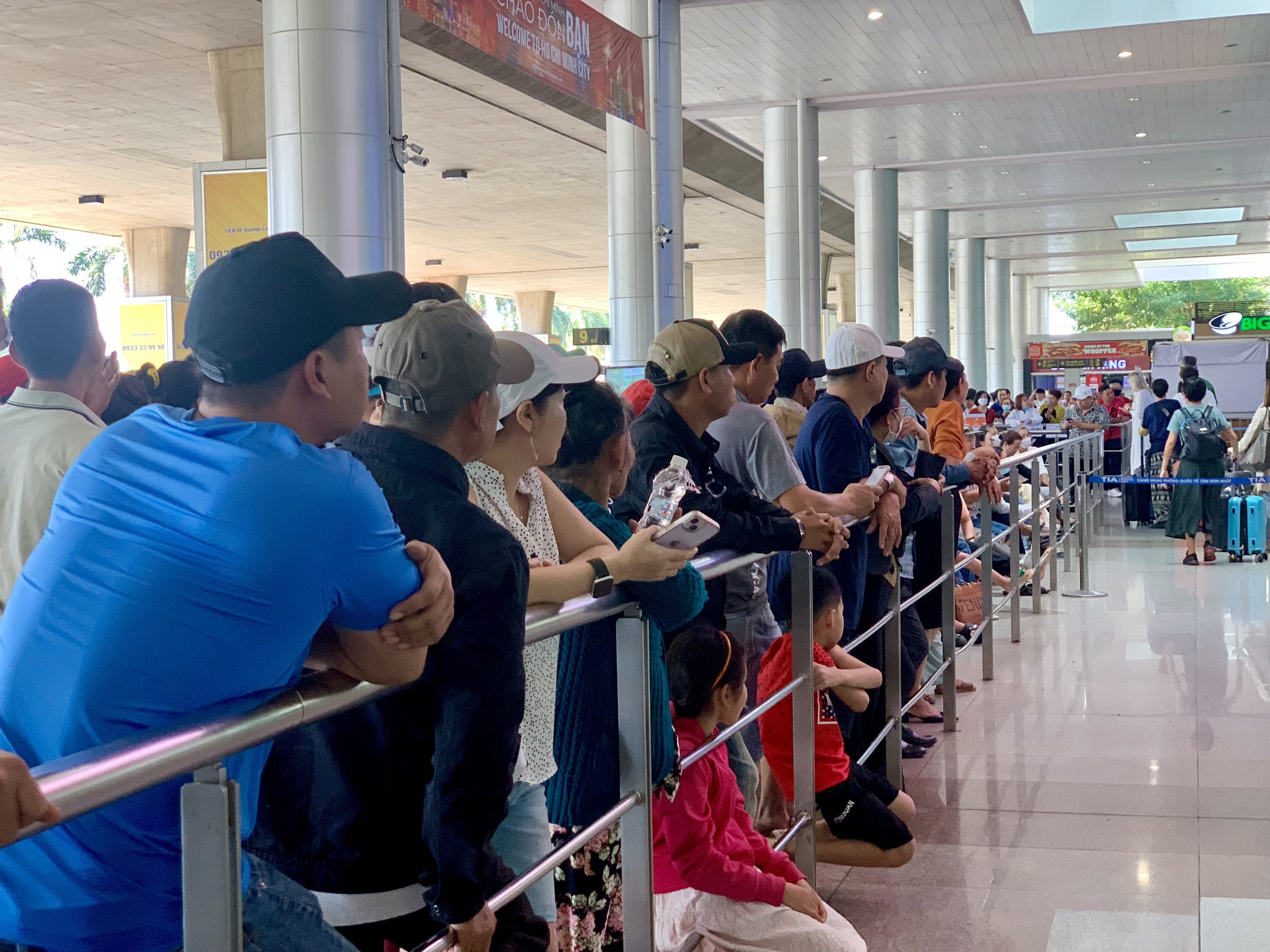 Sân bay Tân Sơn Nhất nhộn nhịp đón Việt kiều về ăn tết: Mong ngóng đoàn tụ- Ảnh 8.