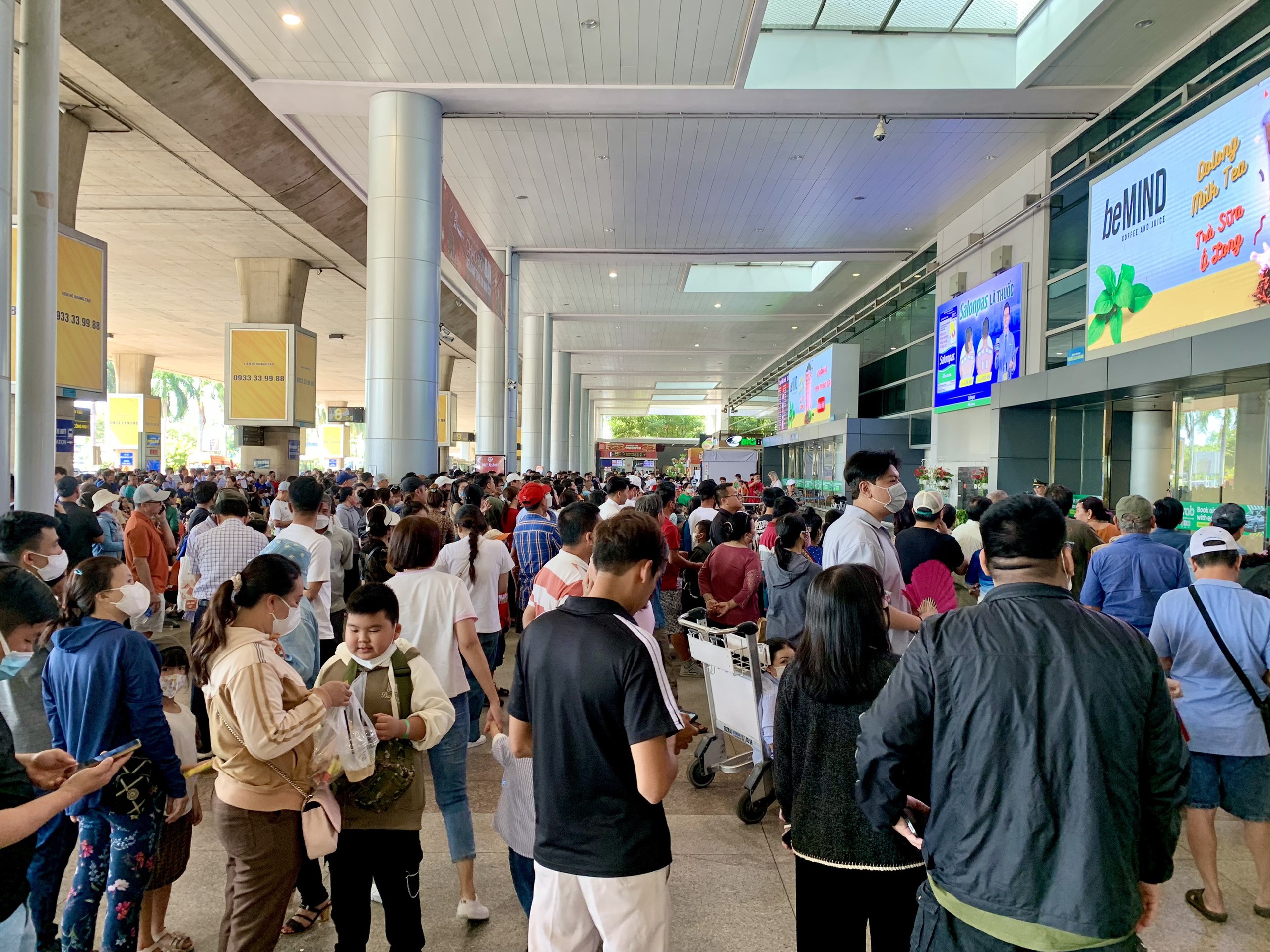 Sân bay Tân Sơn Nhất nhộn nhịp đón Việt kiều về ăn tết: Mong ngóng đoàn tụ- Ảnh 2.
