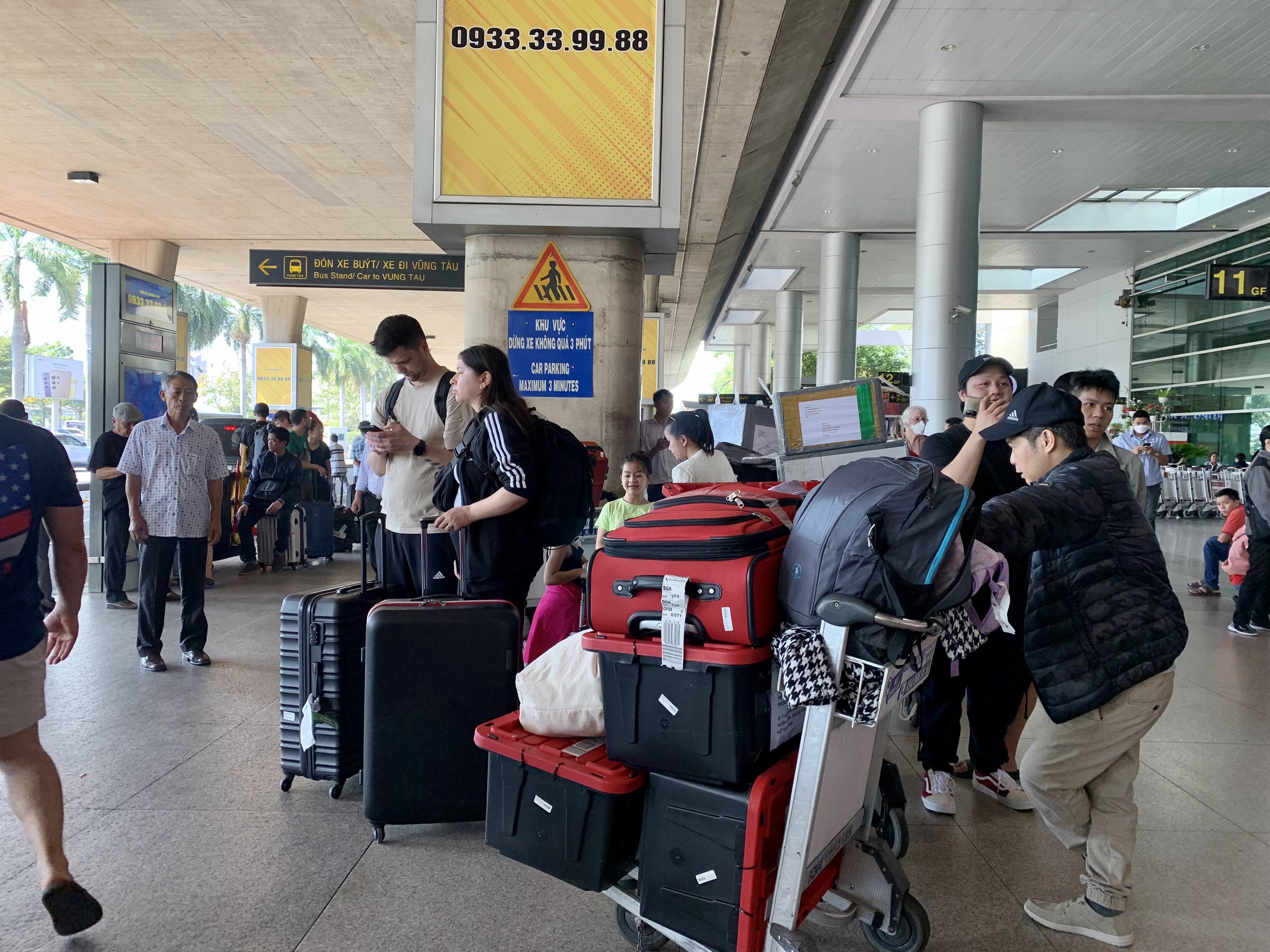 Sân bay Tân Sơn Nhất nhộn nhịp đón Việt kiều về ăn tết: Mong ngóng đoàn tụ- Ảnh 10.