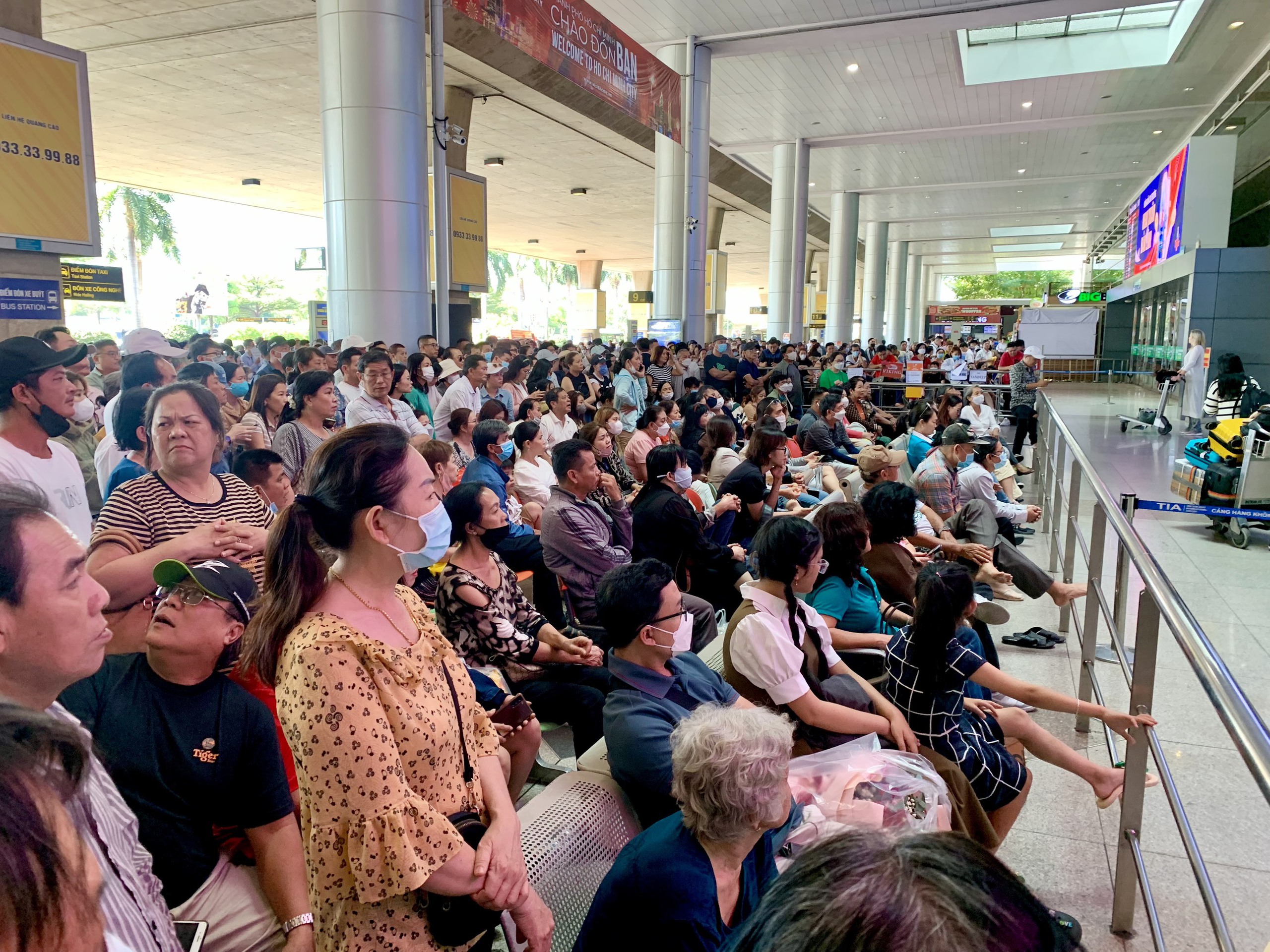 Sân bay Tân Sơn Nhất nhộn nhịp đón Việt kiều về ăn tết: Mong ngóng đoàn tụ- Ảnh 1.