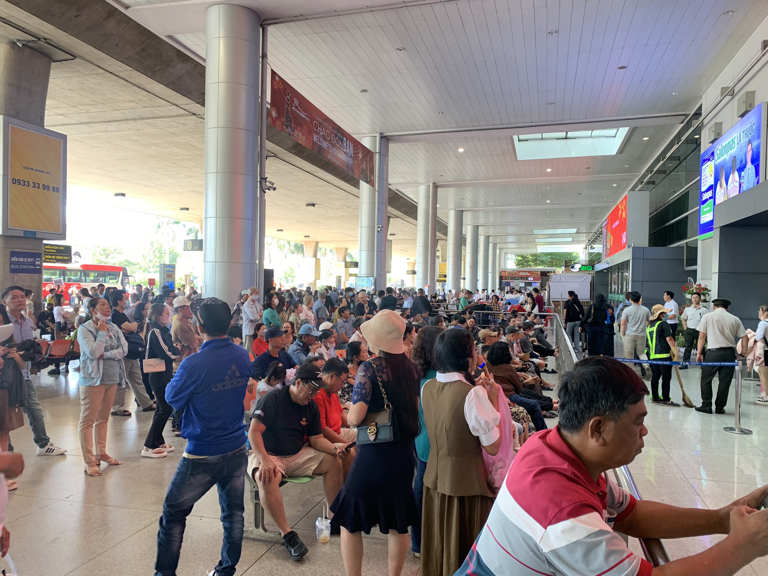 Sân bay Tân Sơn Nhất nhộn nhịp đón Việt kiều về ăn tết: Mong ngóng đoàn tụ- Ảnh 7.