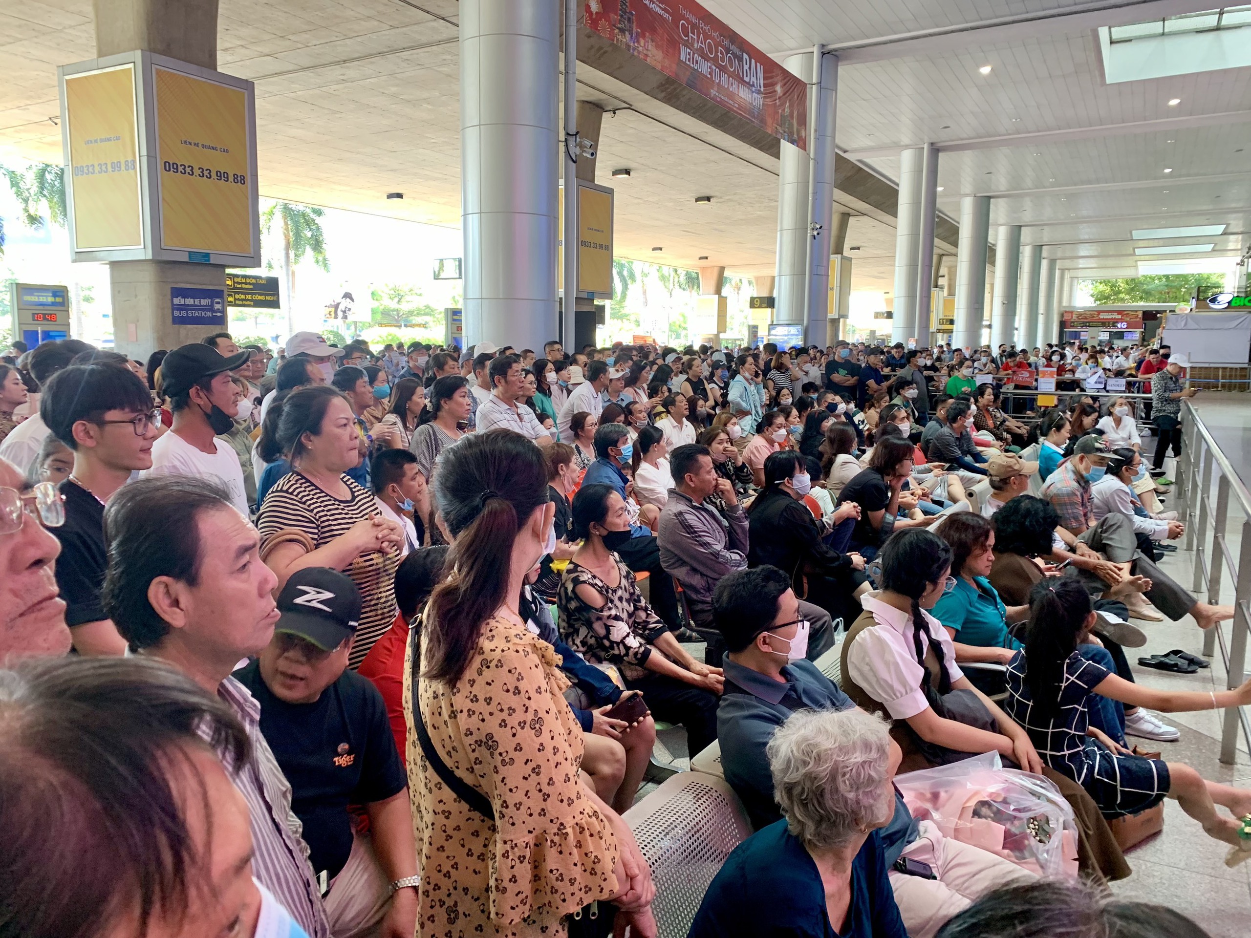 Sân bay Tân Sơn Nhất nhộn nhịp đón Việt kiều về ăn tết: Mong ngóng đoàn tụ- Ảnh 3.