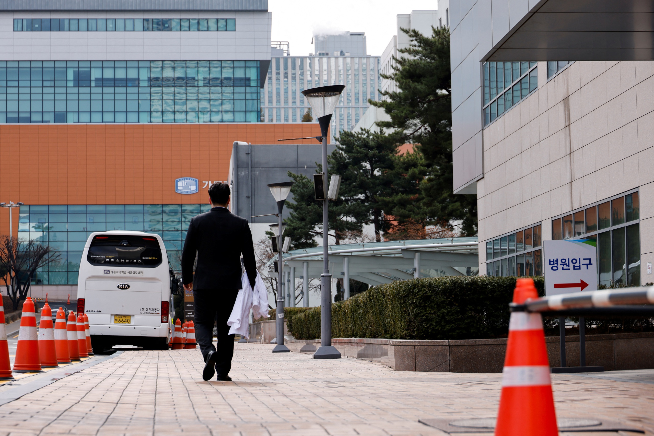 Tăng thu nhập cho bác sĩ trẻ, Hàn Quốc tìm lối ra cho khủng hoảng y tế- Ảnh 1.