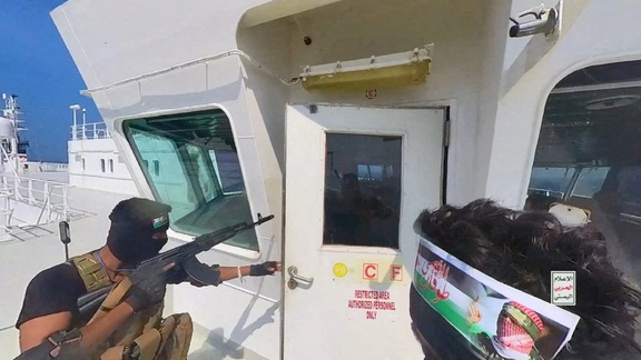Trực thăng Mỹ đánh chìm 3 tàu của lực lượng Houthi ở biển Đỏ- Ảnh 1.