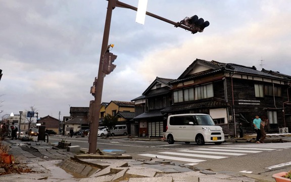 T឴h឴ủ឴ ឴t឴ư឴ớ឴n឴g Nhật Bản chỉ đạo khẩn cấp sau động đất, sóng thần ngày đầu năm- Ảnh 2.