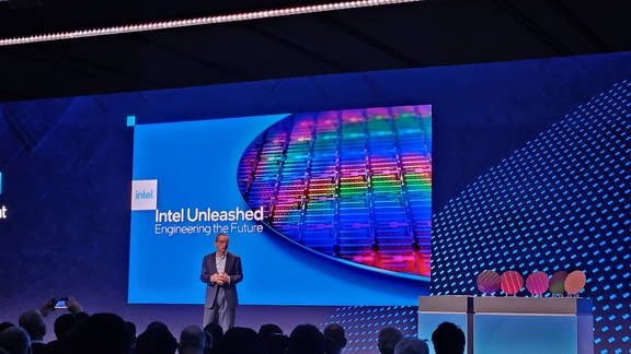 Intel “chơi lớn” giữa cuộc chiến công nghệ Mỹ - Trung- Ảnh 1.