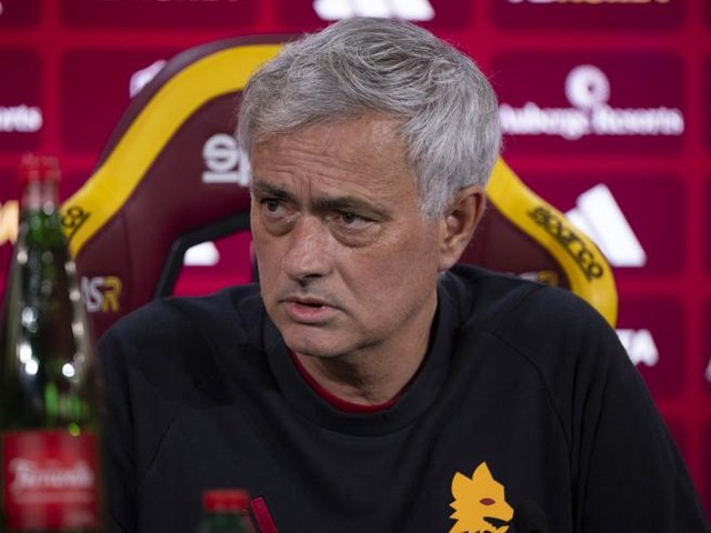 AS Roma chưa thi đấu, HLV Mourinho đã bị điều tra vì chỉ trích trọng tài - Ảnh 2.