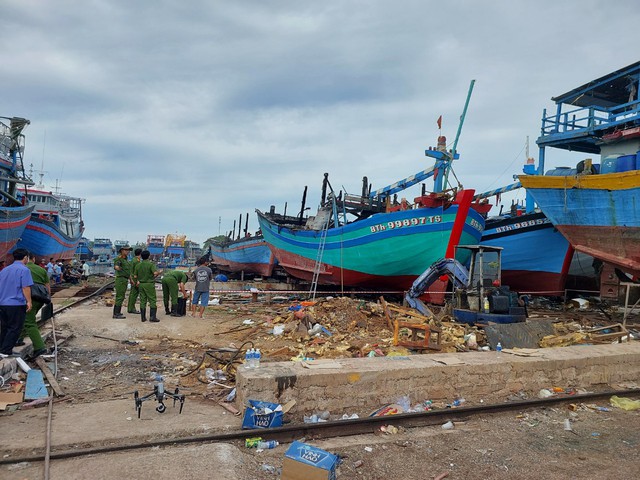 Bộ C឴ô឴n឴g឴ ឴a឴n tham gia khám nghiệm hiện trường vụ cháy 11 tàu cá ở Bình Thuận - Ảnh 3.