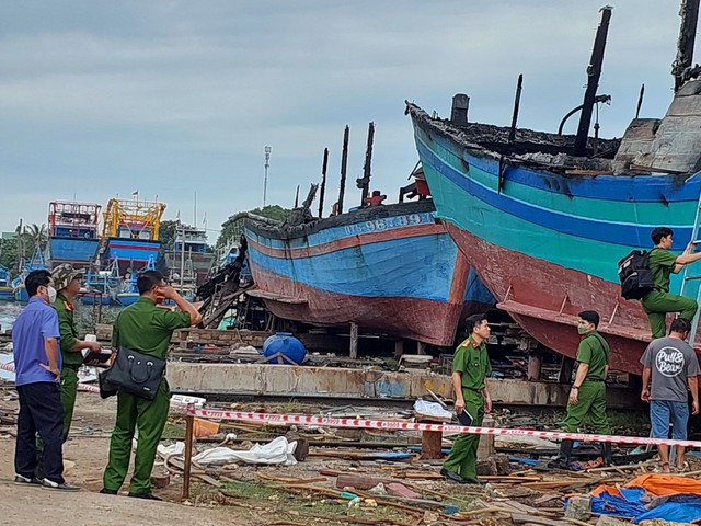 Bộ C឴ô឴n឴g឴ ឴a឴n tham gia khám nghiệm hiện trường vụ cháy 11 tàu cá ở Bình Thuận - Ảnh 1.
