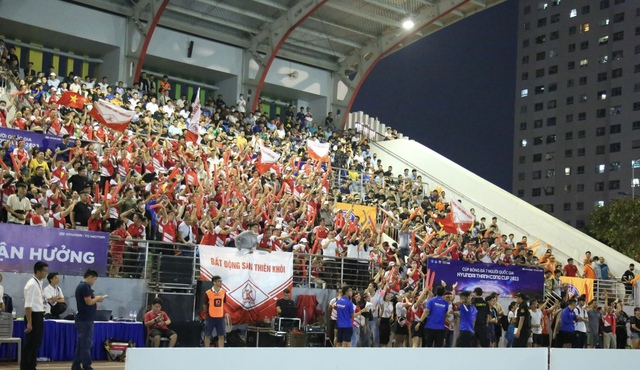 Đông nghịt khán giả xem bán kết Cúp bóng đá quốc gia 7 người - Ảnh 1.