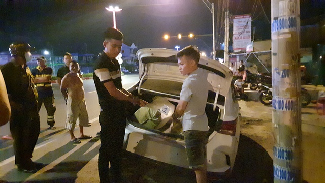 Tiền Giang: Xe ô tô chở thuốc lá lậu bỏ chạy khi gặp CSGT - Ảnh 1.