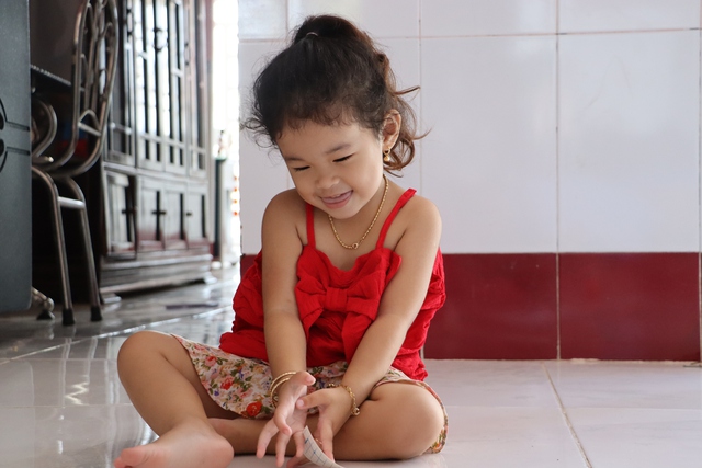 Cà Mau: bé gái 3 tuổi mới biết nói và ít ngày sau đã biết đọc - Ảnh 1.