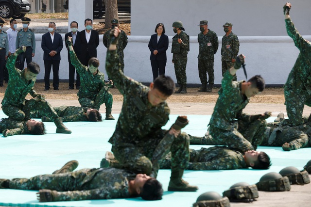 Lãnh đạo Đài Loan thị sát một đơn vị quân sự trước khi đến Mỹ - Ảnh 1.