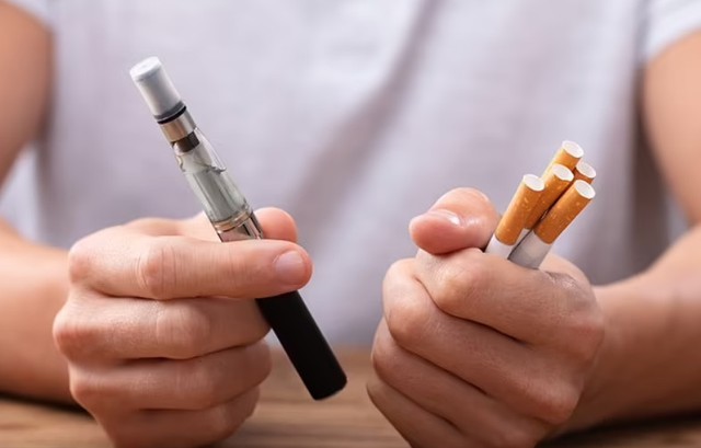Hút thuốc lá điện tử 4 năm, chàng trai bị xẹp phổi 4 lần - Ảnh 1.