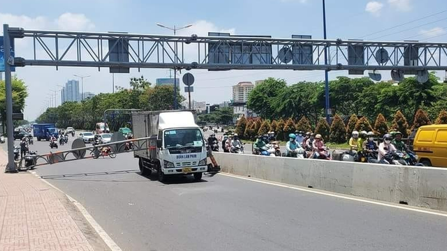 TP.HCM: Xe tải tông sập thanh giới hạn chiều cao cầu Sài Gòn - Ảnh 1.