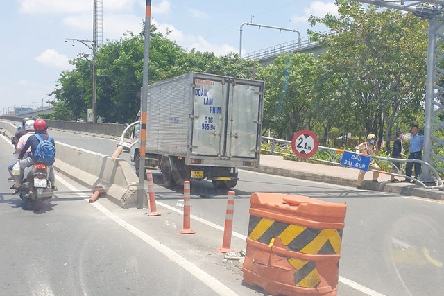 TP.HCM: Xe tải tông sập thanh giới hạn chiều cao cầu Sài Gòn - Ảnh 2.