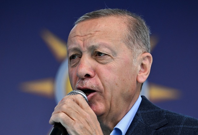 Tổng thống Erdogan phát quà cho cử tri Thổ Nhĩ Kỳ trước kỳ tổng tuyển cử - Ảnh 1.