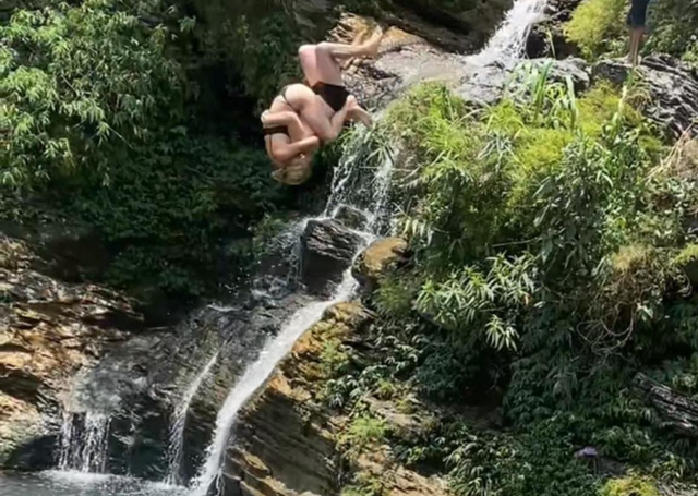 Hà Giang: Giật mình hình ảnh cặp du khách nước ngoài ôm nhau lộn xuống thác nước - Ảnh 1.