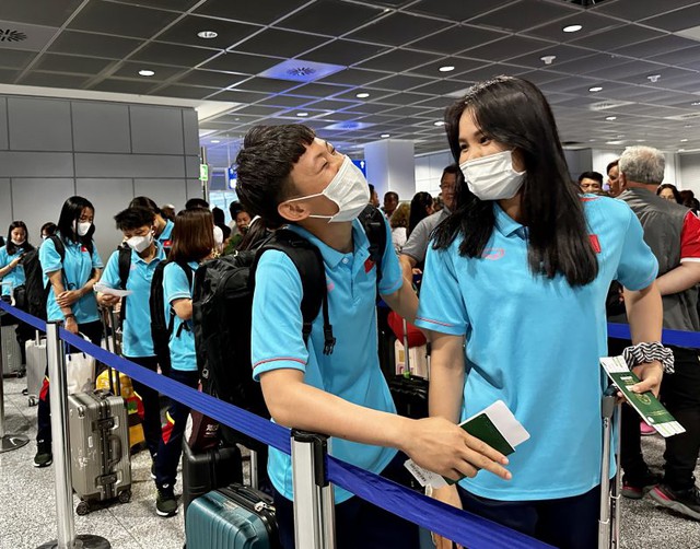 Đội tuyển nữ Việt Nam tới Frankfurt an toàn, được chào đón nồng nhiệt - Ảnh 2.