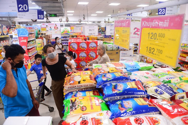 Hơn 1.000 sản phẩm được các siêu thị thuộc Saigon.Coop 'big sale'  - Ảnh 1.