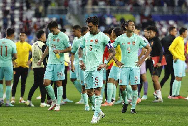 Báo Trung Quốc lo ngại bóng đá nước nhà đang 'trượt xuống vực thẳm'- Ảnh 1.