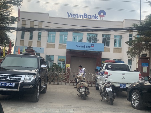 Truy bắt nghi phạm dùng súng cướp ngân hàng ở Lâm Đồng- Ảnh 4.