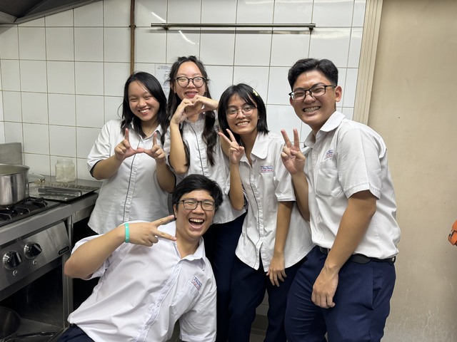 Nhóm học sinh Trường THPT chuyên Lê Hồng Phong chiến thắng cuộc thi xây dựng thực đơn ẩm thực Pháp