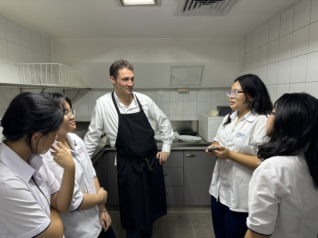Ông Adrien Guenzi, đầu bếp người Pháp đến từ nhà hàng Lüne (Q.1, TP.HCM) vui vẻ nói chuyện cùng học sinh Việt Nam tại gian bếp của dinh thự Pháp