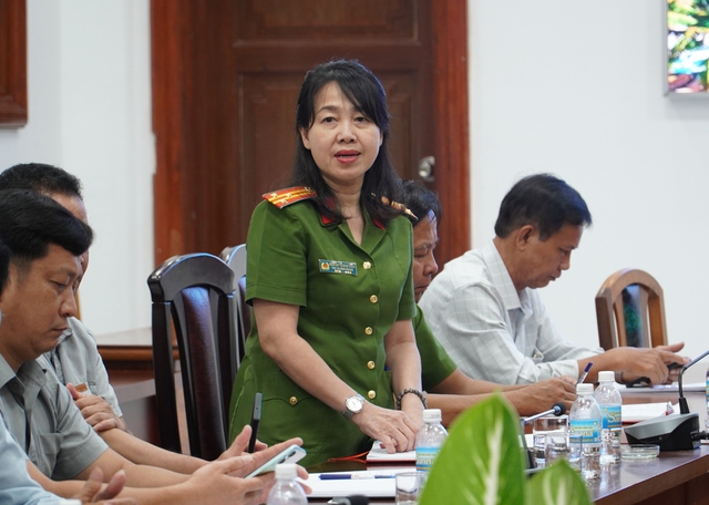 Thượng tá Nguyễn Thị Minh Thảo thông tin tại cuộc họp Ban chỉ đạo an toàn thực phẩm tỉnh Khánh Hòa hôm 6.4