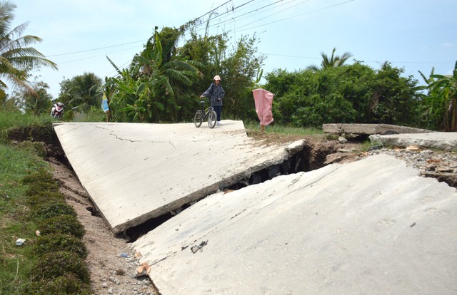 Địa bàn H.Trần Văn Thời đã xảy ra hơn 600 điểm sạt lở, sụt lún đất với tổng chiều dài gần 19 km
