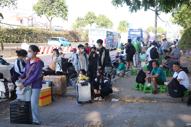 Số lượng người đổ về trạm xe khách dọc theo quốc lộ 1A, đoạn qua P.Linh Trung, TP.Thủ Đức, TP.HCM) chiều nay khá đông đúc, nhưng không xảy ra tình trạng chen chúc