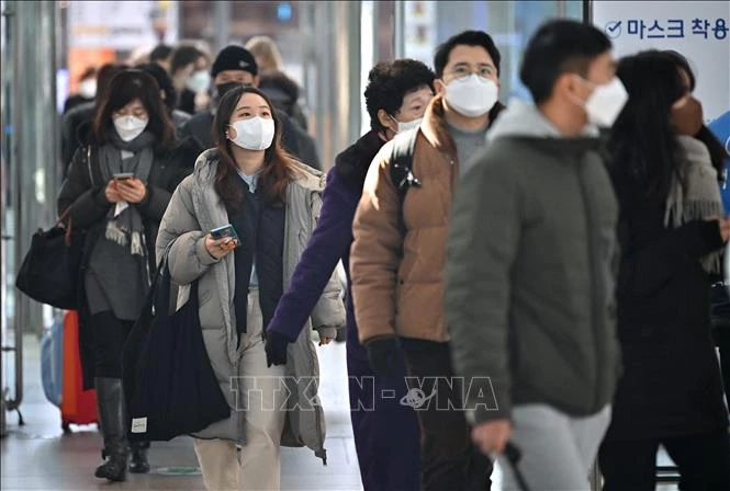 Người dân đeo khẩu trang phòng dịch COVID-19 tại Seoul, Hàn Quốc. (Ảnh tư liệu: AFP/TTXVN)