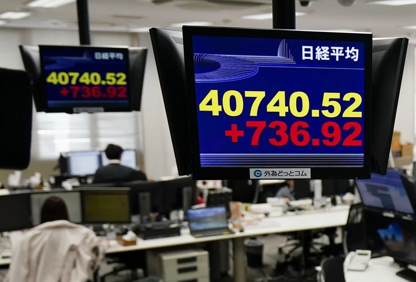 Màn hình hiển thị chỉ số chứng khoán Nikkei 225 tại Tokyo, Nhật Bản ngày 21/3/2024. (Ảnh: Kyodo/TTXVN)