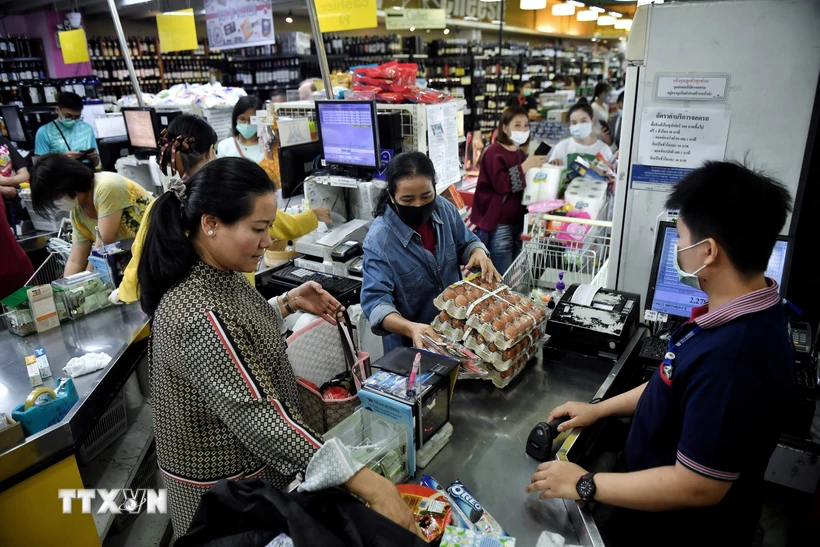 Người dân mua sắm tại siêu thị ở Bangkok, Thái Lan. (Ảnh: AFP/TTXVN)