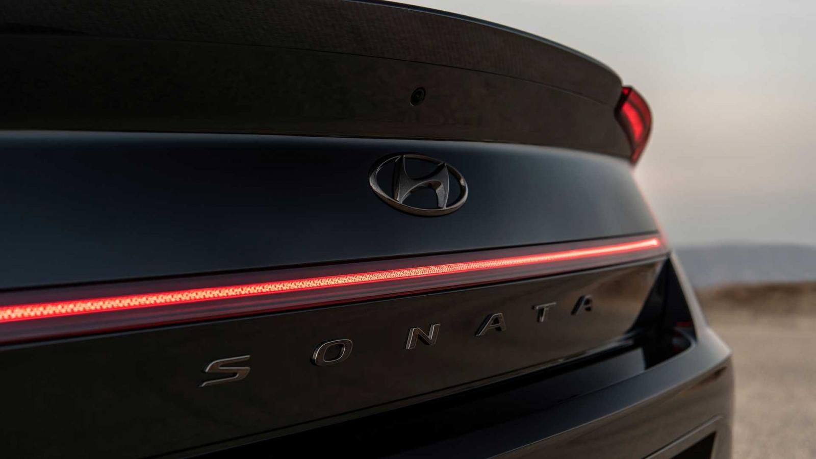 Logo phía sau Hyundai Sonata N-Line Night Edition 2022.