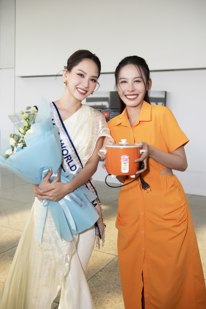 Mai Phương mang 140 kg hành lý lên đường thi Miss World: Dàn hậu đến sân bay tiễn, Hoa hậu Ý Nhi gọi điện cổ vũ - Ảnh 7.